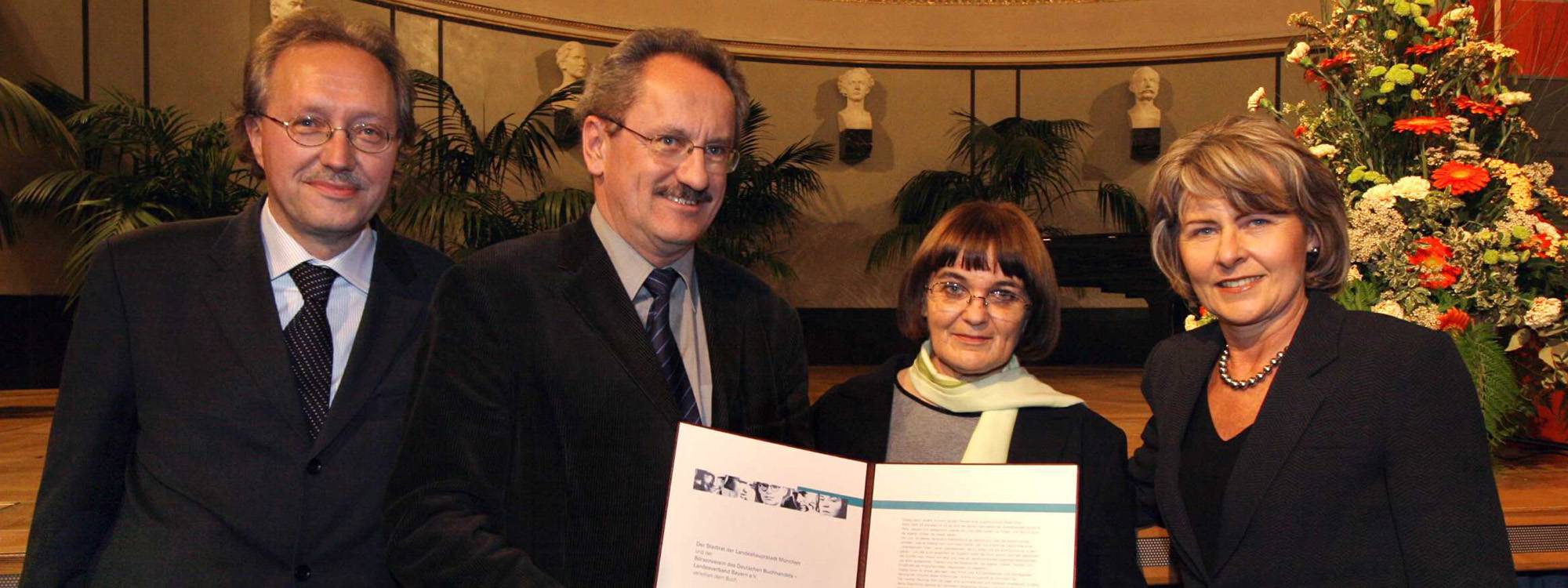 Geschwister Scholl Preis 2004 | Header | Gruppenbild mit Urkunde